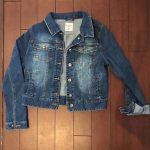 Medium-Wash jean jacket - size Medium